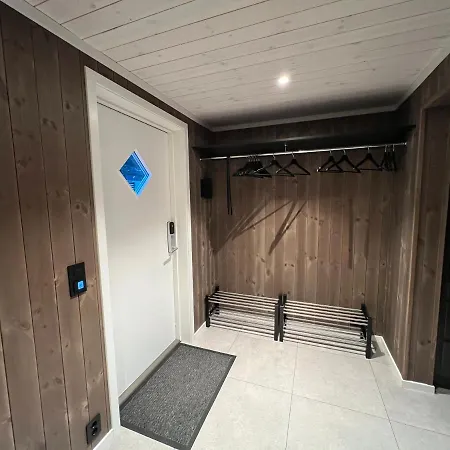 Modern Lakehouse With Jacuzzi & Sauna, Near Golf And Alpine Feriehus *