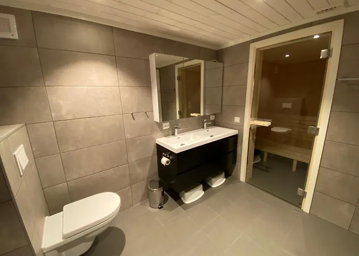 Modern Lakehouse With Jacuzzi & Sauna, Near Golf And Alpine בית נופש וראדל