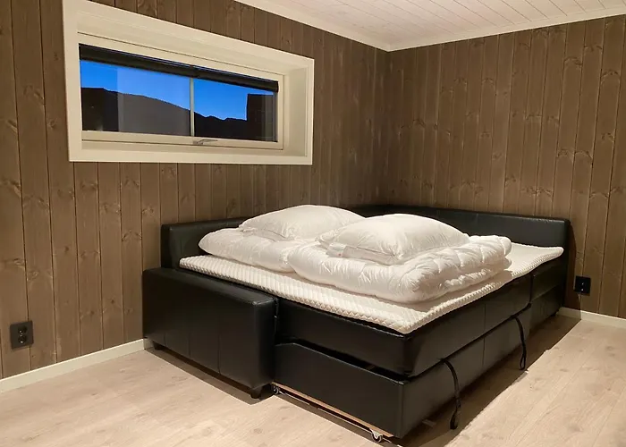 Modern Lakehouse With Jacuzzi & Sauna, Near Golf And Alpine Holiday home Vradal